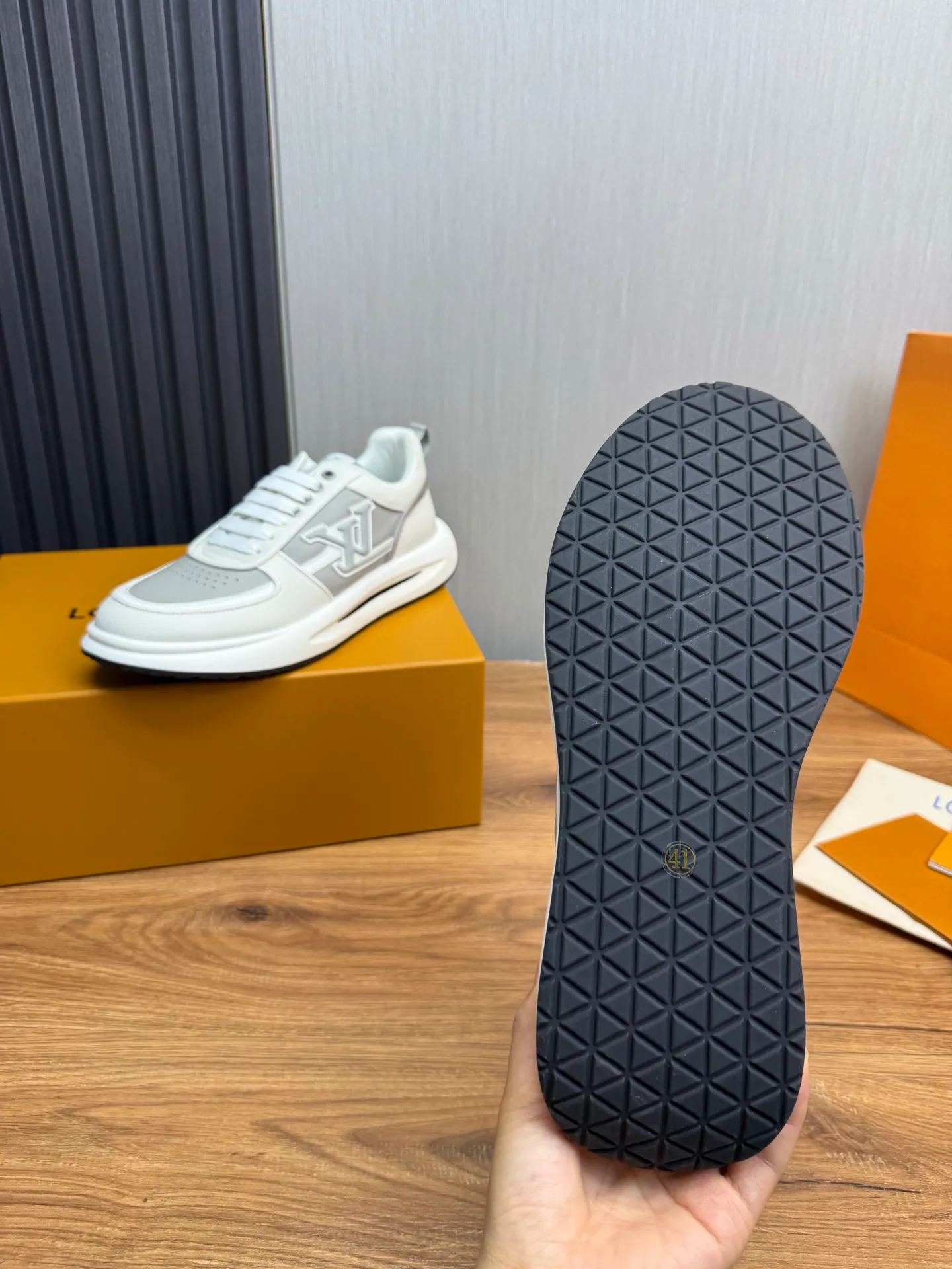 Men's shoes 💰820💰 Lv. Top purchasing agent 🇮🇹 Louis Vuitton, sports shoes counter synchronization, uppers imported from Italy, high-quality splicing and complex handicrafts, imported mesh pads are soft and comfortable, soles: original factory special soles, TPU exclusive movable molded soles super comfortable, original factory single goods, 🔍🔍high quality, you can enter and exit the counter at will, welcome to compare, code number 38-44 (Customized 38.45)